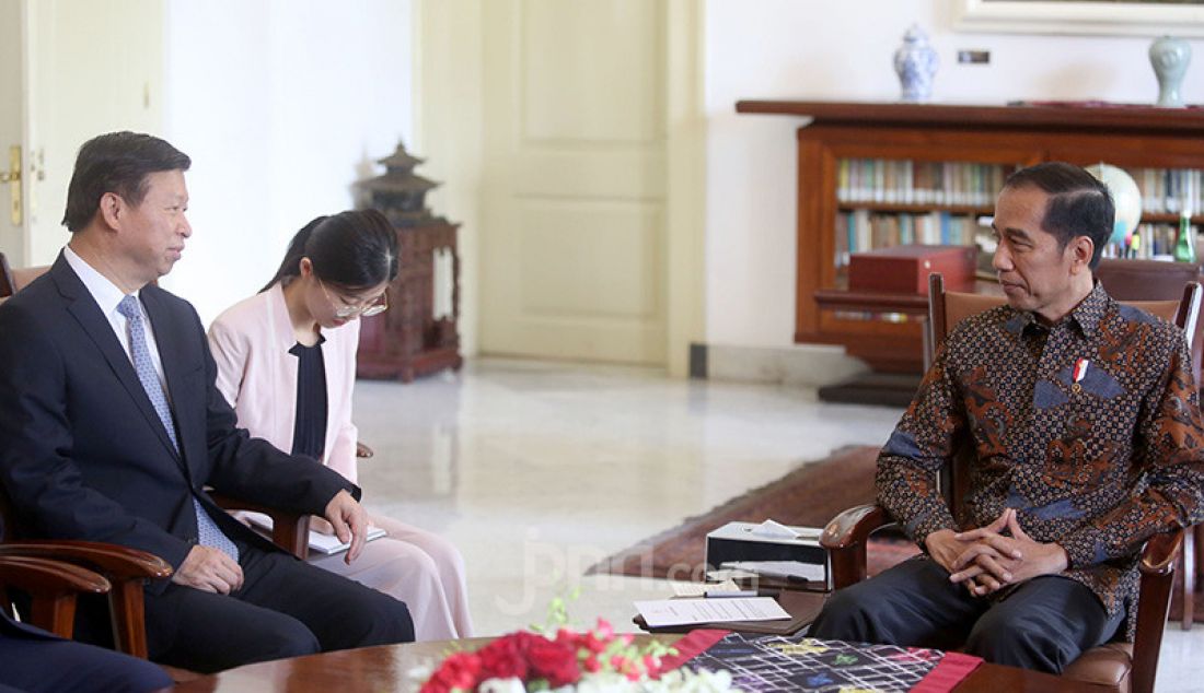 Presiden Joko Widodo mengadakan pertemuan dengan Delegasi Penasihat Luar Negeri Presiden China Song Tao di Istana Kepresidenan Bogor, Jawa Barat, Jumat (20/9). - JPNN.com