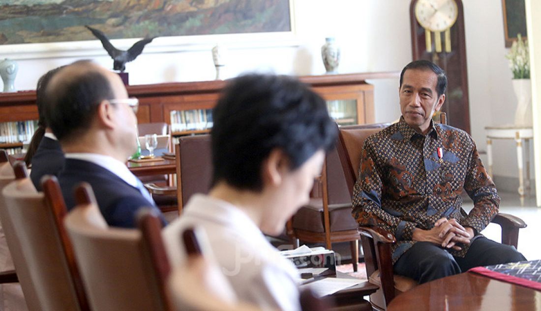 Presiden Joko Widodo mengadakan pertemuan dengan Delegasi Penasihat Luar Negeri Presiden China Song Tao di Istana Kepresidenan Bogor, Jawa Barat, Jumat (20/9). - JPNN.com