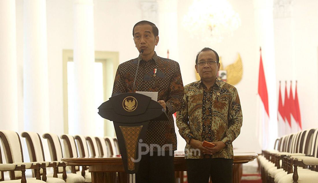 Presiden Joko Widodo didampingi Mensesneg Pratikno memberikan keterangan pers penundaan RUU KUHP di Istana Kepresidenan Bogor, Jawa Barat, Jumat (20/9). - JPNN.com