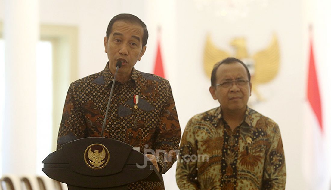 Presiden Joko Widodo didampingi Mensesneg Pratikno memberikan keterangan pers penundaan RUU KUHP di Istana Kepresidenan Bogor, Jawa Barat, Jumat (20/9). - JPNN.com