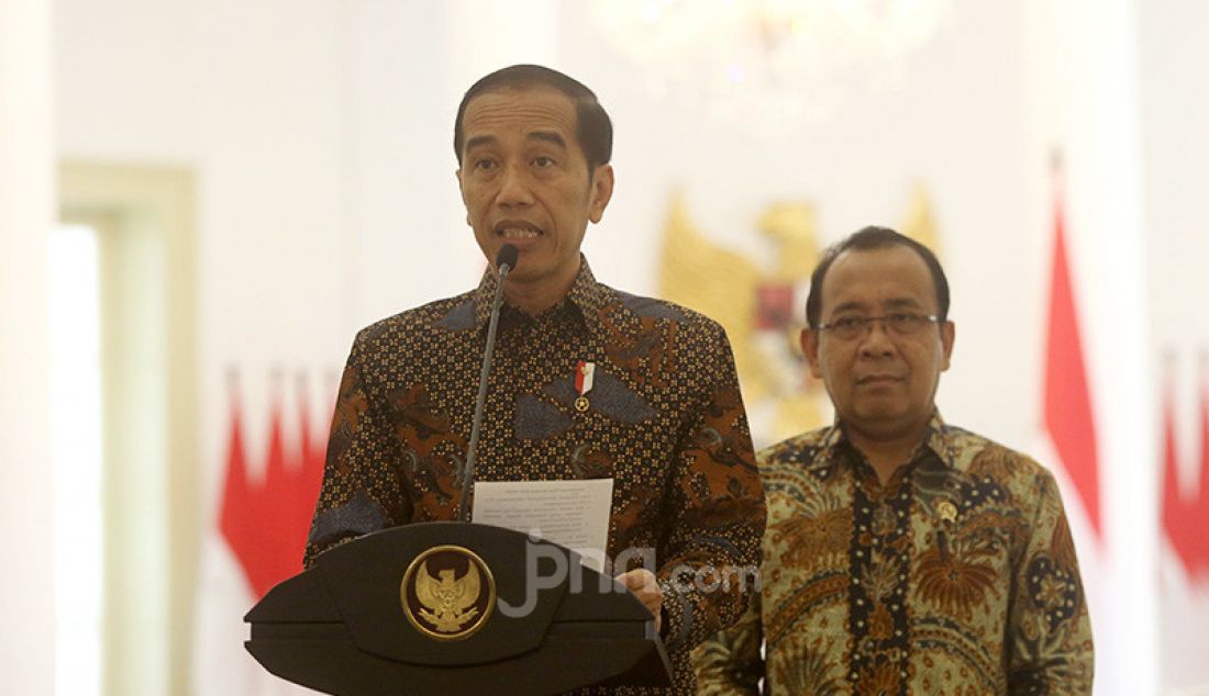 Presiden Joko Widodo didampingi Mensesneg Pratikno memberikan keterangan pers penundaan RUU KUHP di Istana Kepresidenan Bogor, Jawa Barat, Jumat (20/9). - JPNN.com