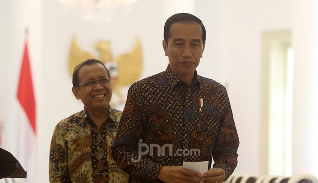 Presiden Joko Widodo didampingi Mensesneg Pratikno memberikan keterangan pers penundaan RUU KUHP di Istana Kepresidenan Bogor, Jawa Barat, Jumat (20/9). - JPNN.com