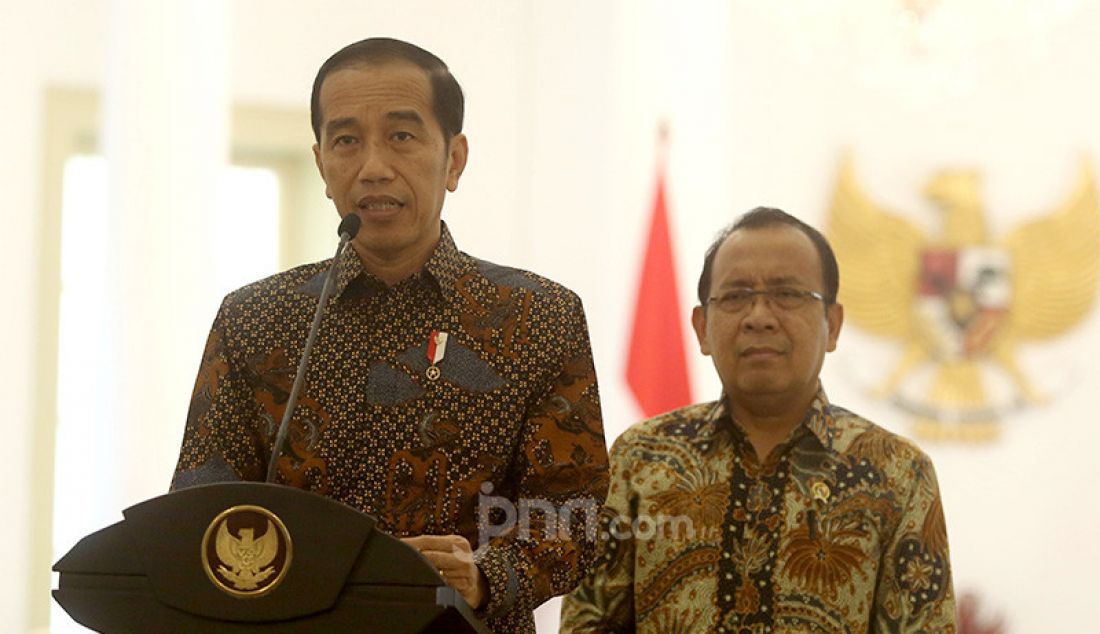 Presiden Joko Widodo didampingi Mensesneg Pratikno memberikan keterangan pers penundaan RUU KUHP di Istana Kepresidenan Bogor, Jawa Barat, Jumat (20/9). - JPNN.com