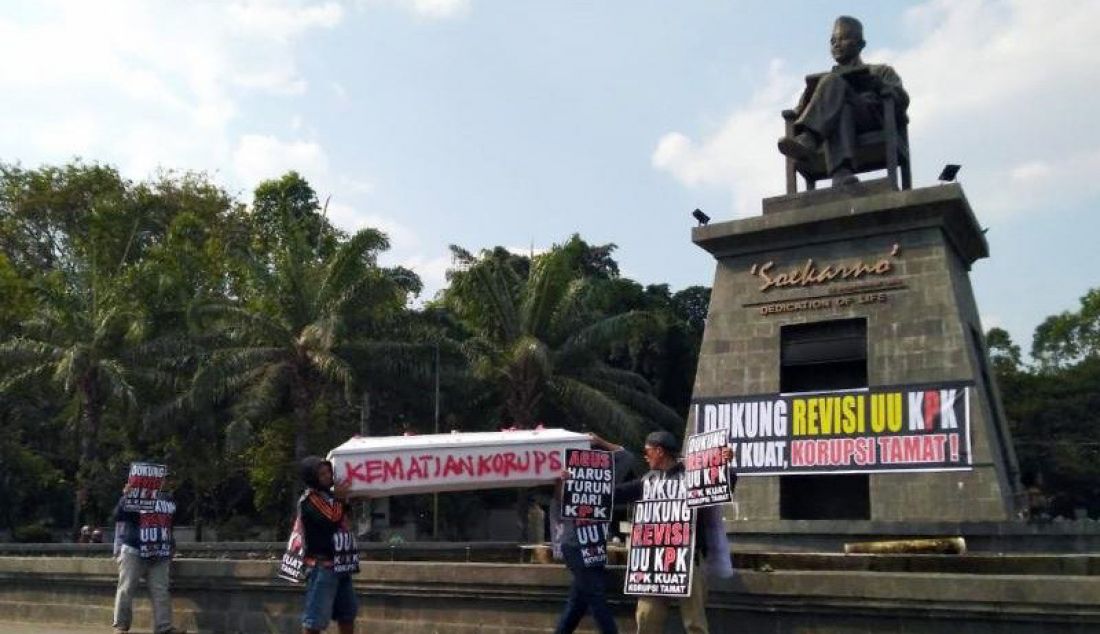 Sejumlah warga saat melakukan aksi damai dukungan disahkannya UU KPK di depan Plaza Manahan Solo, Jumat (20/9). - JPNN.com