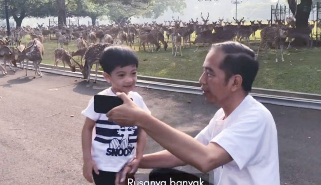 Presiden Joko Widodo olahraga pagi bersama cucu pertamanya, Jan Ethes Sri Narendra di Istana Kepresidenan Bogor, Sabtu (21/9). - JPNN.com