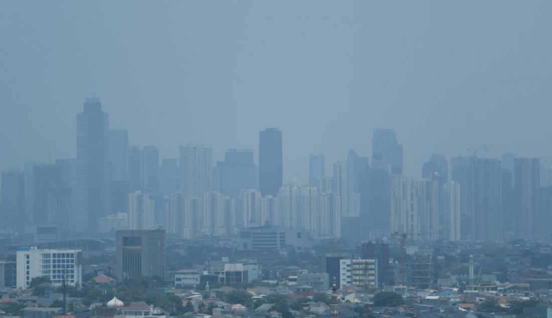 Kabut polusi udara menyelimuti Jakarta, Sabtu (14/9). Laman US Air Quality Index (AQI) atau indeks kualitas udara melansir, kualitas udara Jakarta berada di kategori tidak sehat. - JPNN.com