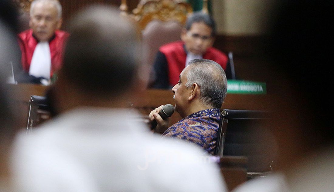 Terdakwa kasus dugaan suap proyek PLTU Riau-1, mantan Dirut PLN Sofyan Basir menjalani sidang pemeriksaan terdakwa di Pengadilan Tipikor, Jakarta, Senin (23/9). - JPNN.com