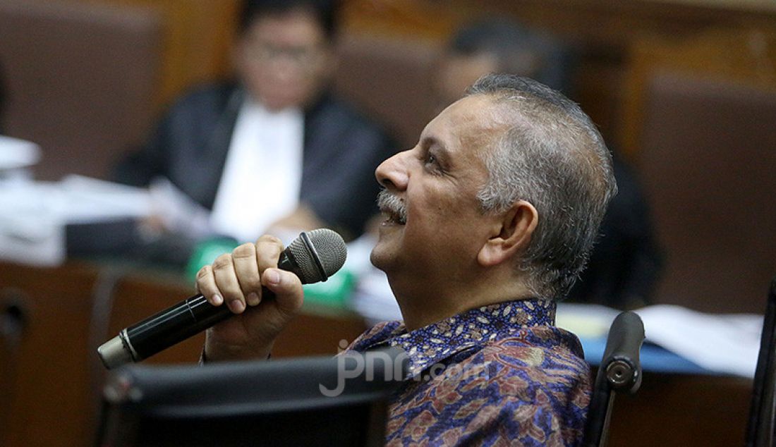 Terdakwa kasus dugaan suap proyek PLTU Riau-1, mantan Dirut PLN Sofyan Basir menjalani sidang pemeriksaan terdakwa di Pengadilan Tipikor, Jakarta, Senin (23/9). - JPNN.com