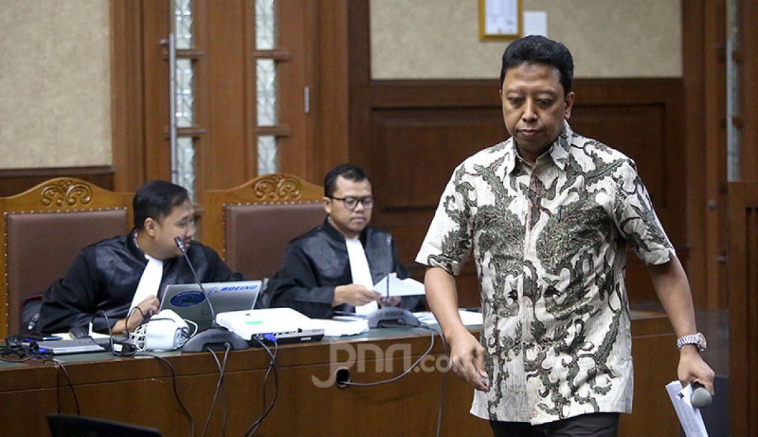 Terdakwa kasus dugaan suap jual beli jabatan di Kementerian Agama, Romahurmuziy menjalani sidang eksepsi di Pengadilan Tipikor, Jakarta, Senin (23/9). Romi menolak semua dakwaan JPU. - JPNN.com