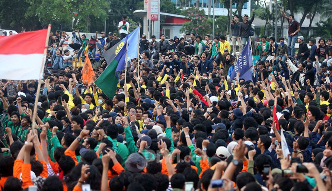 Mahasiswa dari berbagai Universitas melakukan aksi di depan kompleks Parlemen, Senayan, Jakarta, Senin (23/9). Aksi mahasiswa itu menolak UU KPK dan pengesahan RUU KUHP. - JPNN.com