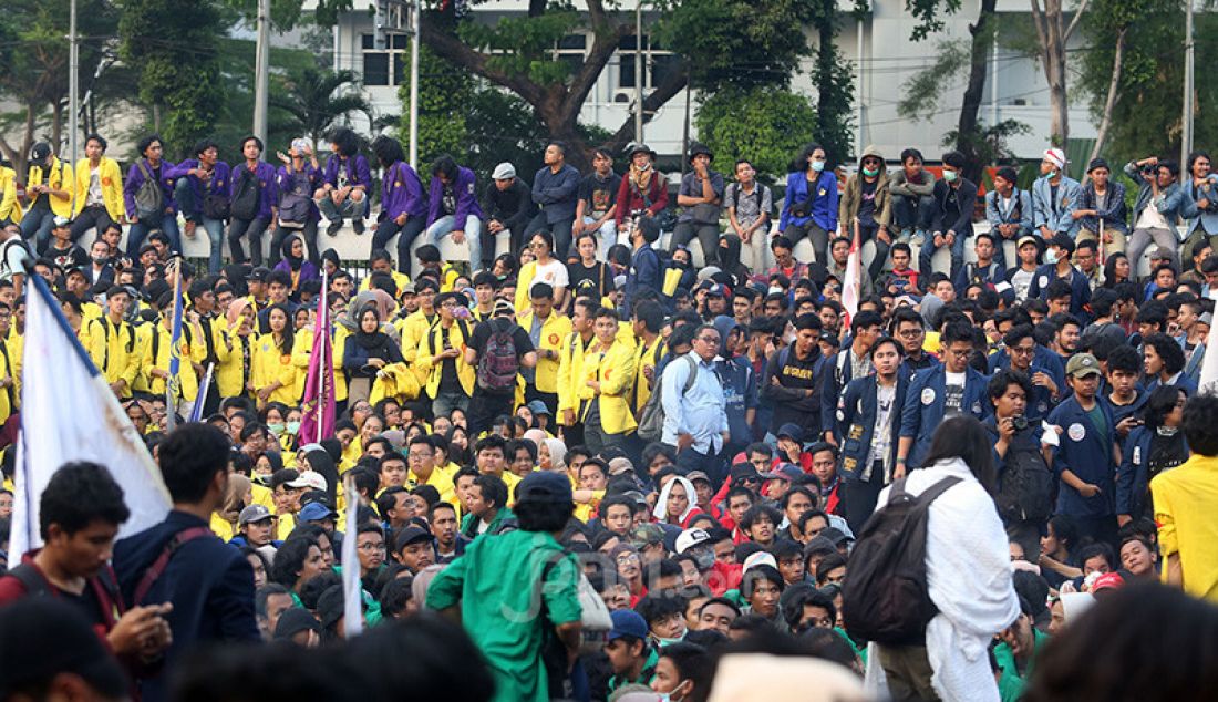 Mahasiswa dari berbagai Universitas melakukan aksi di depan kompleks Parlemen, Senayan, Jakarta, Senin (23/9). Aksi mahasiswa itu menolak UU KPK dan pengesahan RUU KUHP. - JPNN.com