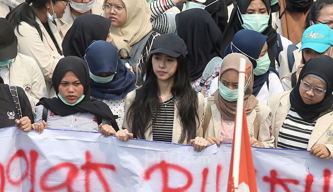 Mahasiswa dari berbagai Universitas melakukan aksi unjukrasa di depan kompleks Parlemen, Senayan, Jakarta, Selasa (24/9). Aksi mahasiswa itu menolak UU KPK dan pengesahan RUU KUHP. - JPNN.com