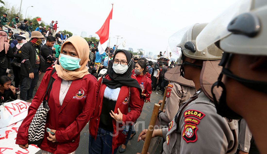 Mahasiswa dari berbagai Universitas melakukan aksi unjukrasa di depan kompleks Parlemen, Senayan, Jakarta, Selasa (24/9). Aksi mahasiswa itu menolak UU KPK dan pengesahan RUU KUHP. - JPNN.com