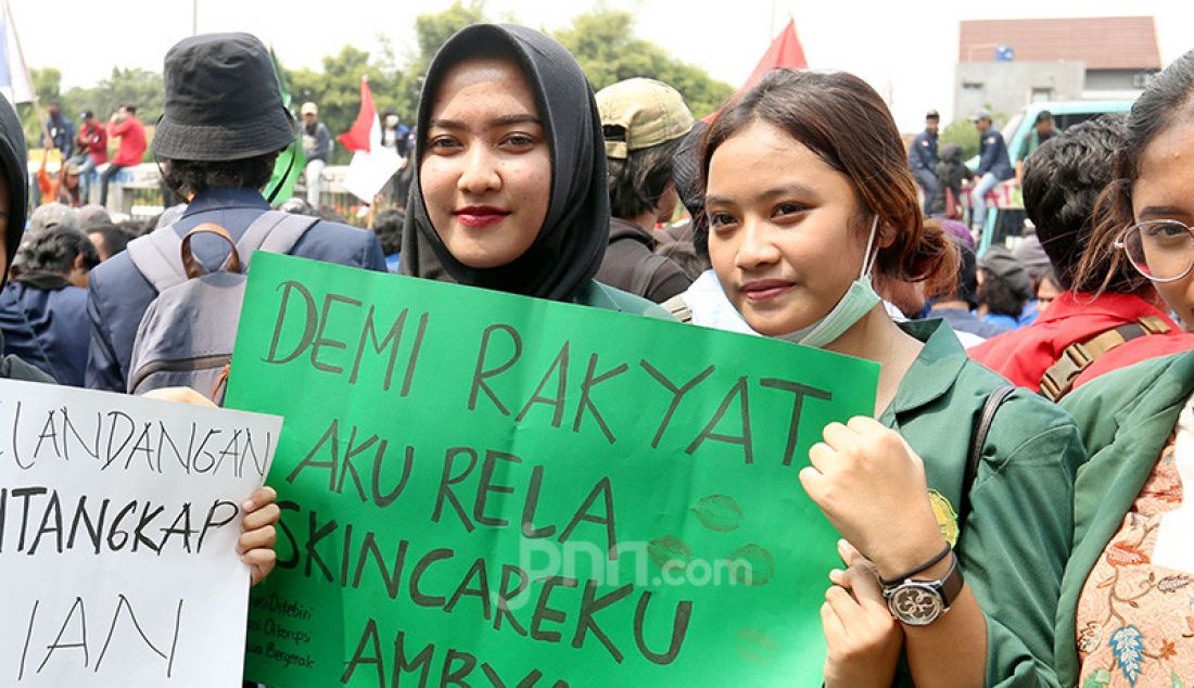 Mahasiswa dari berbagai Universitas melakukan aksi unjukrasa di depan kompleks Parlemen, Senayan, Jakarta, Selasa (24/9). Aksi mahasiswa itu menolak UU KPK dan pengesahan RUU KUHP. - JPNN.com