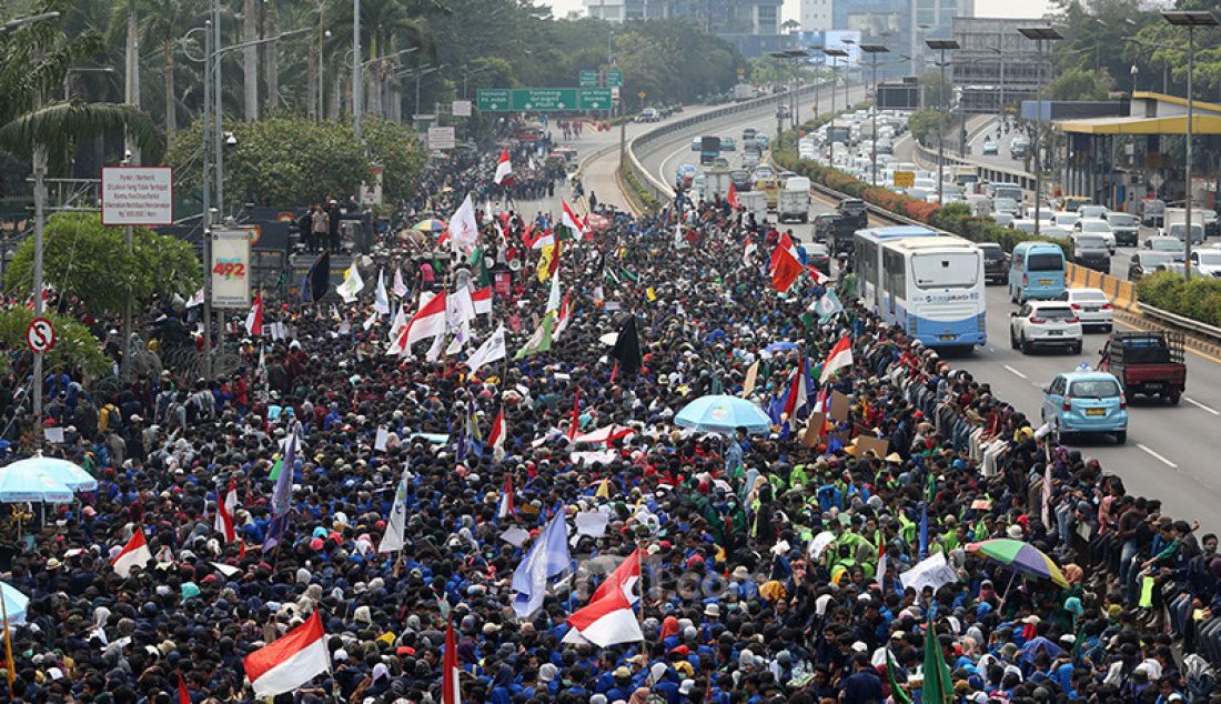 Mahasiswa dari berbagai Universitas melakukan aksi unjukrasa di depan kompleks Parlemen, Senayan, Jakarta, Selasa (24/9). Aksi mahasiswa itu menolak UU KPK dan pengesahan RUU KUHP. - JPNN.com