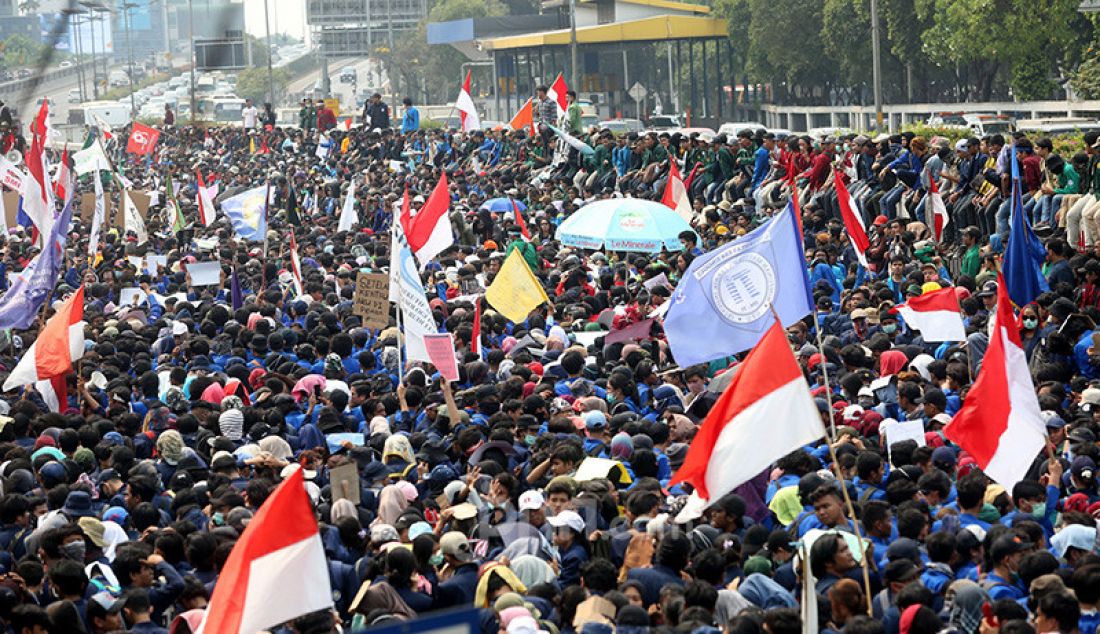 Mahasiswa dari berbagai Universitas melakukan aksi unjukrasa di depan kompleks Parlemen, Senayan, Jakarta, Selasa (24/9). Aksi mahasiswa itu menolak UU KPK dan pengesahan RUU KUHP. - JPNN.com