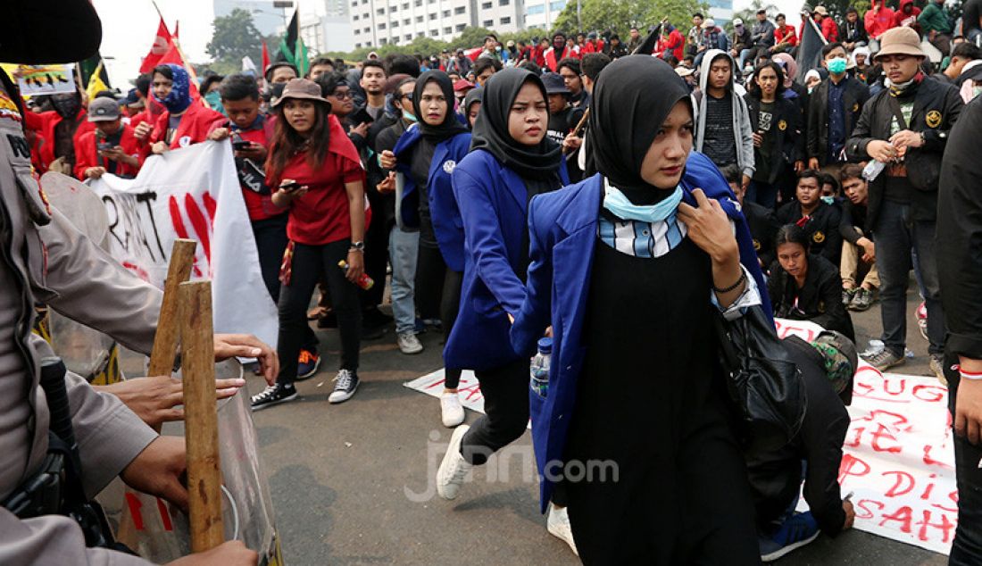 Mahasiswa dari berbagai Universitas melakukan aksi unjukrasa di depan kompleks Parlemen, Senayan, Jakarta, Selasa (24/9). Aksi mahasiswa itu menolak UU KPK dan pengesahan RUU KUHP. - JPNN.com