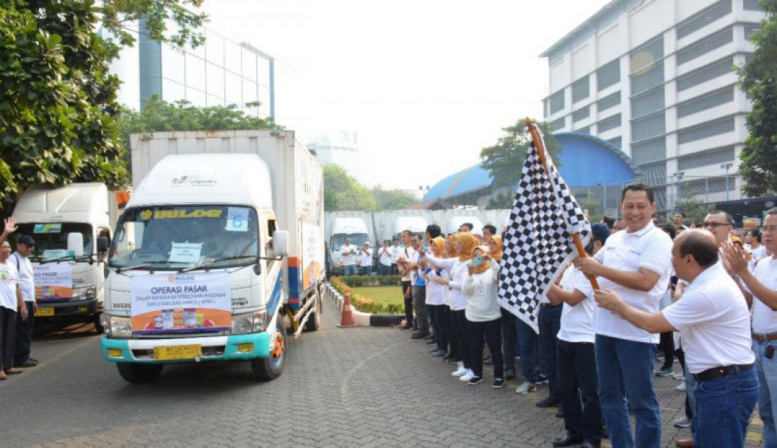 Direktur Utama Perum Bulog, Budi Waseso melepas sebanyak 20 truk pada Peluncuran Operasi Pasar (OP) di Halaman Gedung Bulog Jakarta, Selasa (24/9). Operasi dilakukan untuk menstabilkan harga beras di 20 titik DKI Jakarta. - JPNN.com