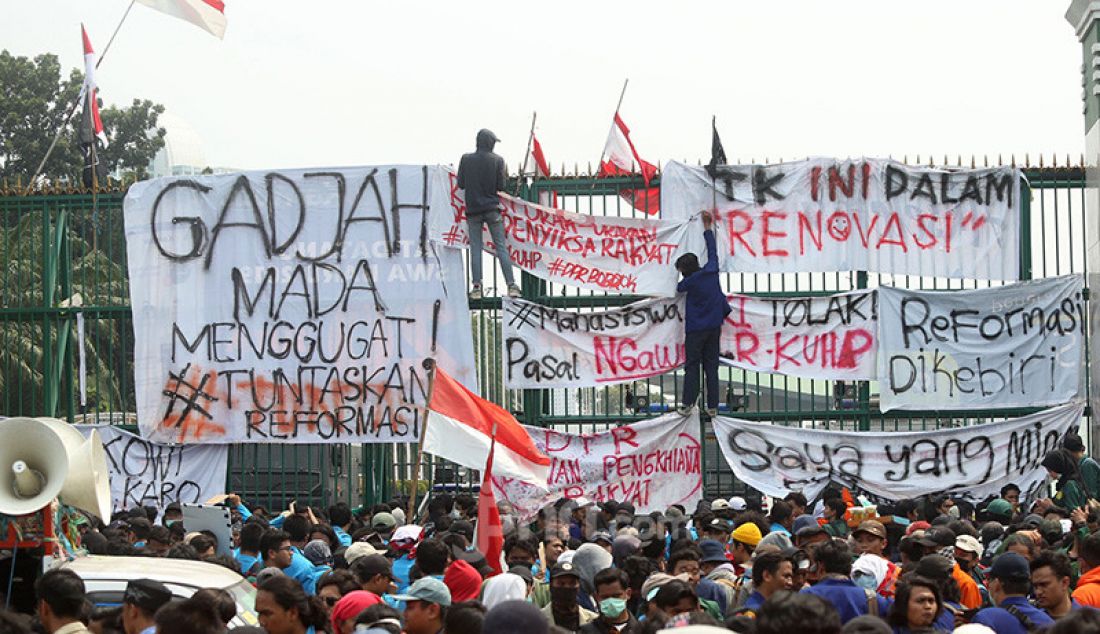 Mahasiswa dari berbagai Universitas melakukan aksi unjukrasa di depan kompleks Parlemen, Senayan, Jakarta, Selasa (24/9). Aksi mahasiswa itu menolak UU KPK dan pengesahan RUU KUHP. - JPNN.com