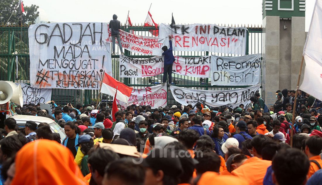 Mahasiswa dari berbagai Universitas melakukan aksi unjukrasa di depan kompleks Parlemen, Senayan, Jakarta, Selasa (24/9). Aksi mahasiswa itu menolak UU KPK dan pengesahan RUU KUHP. - JPNN.com