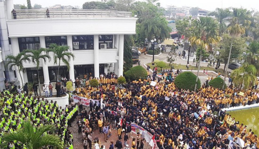 Ribuan mahasiswa memenuhi halaman kantor DPRD Sumatera Barat, Rabu (25/9). Dalam aksinya para Mahasiswa menyuarakan penolakan atas pengesahan sejumlah RUU. - JPNN.com