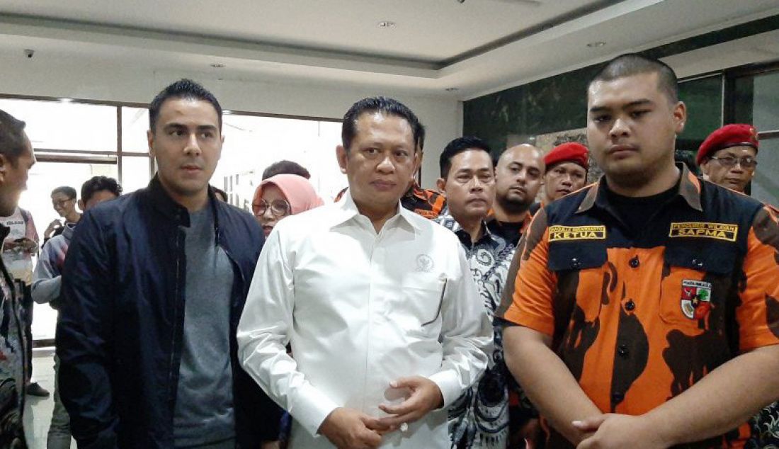 Ketua DPR RI Bambang Soesatyo ketika mengunjungi korban demonstrasi di RS Pelni, Jakarta, Rabu (25/9). - JPNN.com