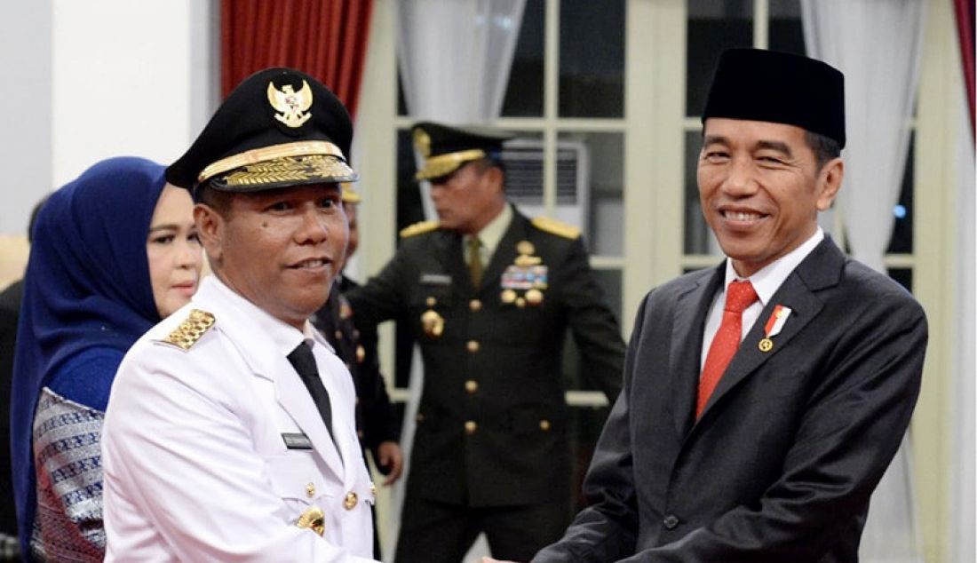 Presiden Joko Widodo melantik Wakil Gubernur Bengkulu Dedy Ermansyah di Istana Negara, Jakarta, Rabu (25/9). - JPNN.com