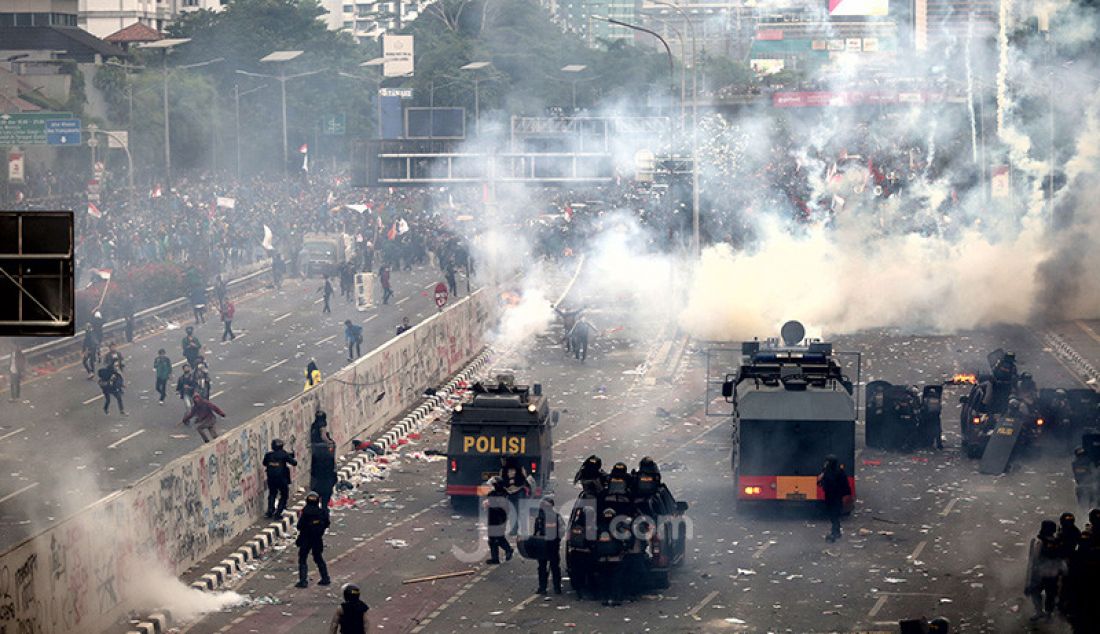 Petugas keamanan saat bentrok dengan pendemo di depan Gedung DPR, Jakarta, Selasa (24/9). - JPNN.com