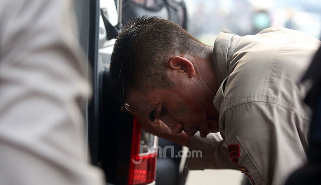 Petugas keamanan saat bentrok dengan pendemo di depan Gedung DPR, Jakarta, Selasa (24/9). - JPNN.com