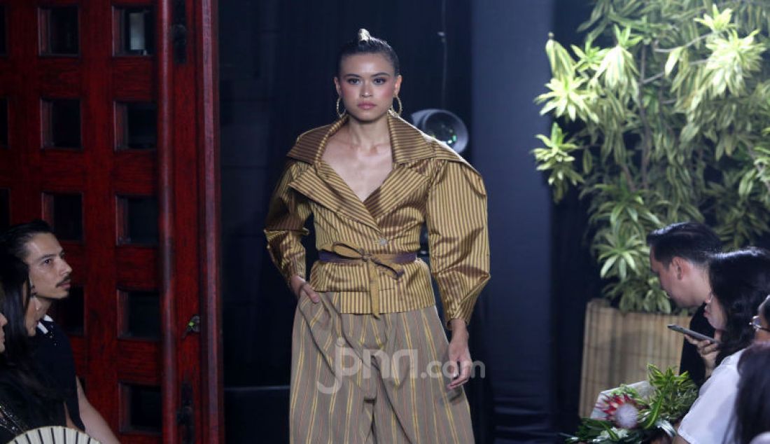 Model memperagakan busana koleksi spring/summer 2020 terbaru Denny Wirawan, Jakarta, Rabu (25/9). Denny Wirawan mempersembahkan 48 koleksi spring/summer 2020 terbaru dengan mengambil tema Pringgasela. - JPNN.com