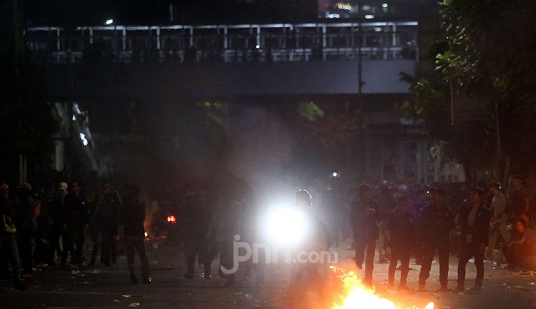 Petugas keamanan saat bentrok dengan pendemo di depan Gedung DPR, Jakarta, Selasa (24/9). - JPNN.com