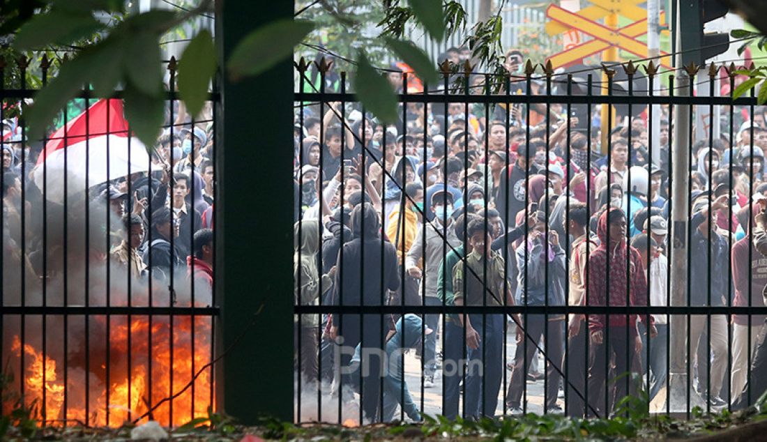 Pelajar saat aksi unjuk rasa menuntut dibatalkannya RKUHP di Pintu Masuk Pejalan Kaki Gedung DPR, Jakarta, Rabu (25/9). Aksi tolak RKUHP ini berlangsung rusuh saat dibubarkan oleh Petugas Kepolisian menggunakan gas air mata. - JPNN.com