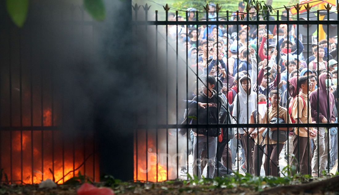 Pelajar saat aksi unjuk rasa menuntut dibatalkannya RKUHP di Pintu Masuk Pejalan Kaki Gedung DPR, Jakarta, Rabu (25/9). Aksi tolak RKUHP ini berlangsung rusuh saat dibubarkan oleh Petugas Kepolisian menggunakan gas air mata. - JPNN.com