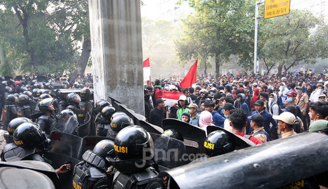 Pelajar saat aksi unjuk rasa menuntut dibatalkannya RKUHP di Pintu Masuk Pejalan Kaki Gedung DPR, Jakarta, Rabu (25/9). Aksi tolak RKUHP ini berlangsung rusuh saat dibubarkan oleh Petugas Kepolisian menggunakan gas air mata. - JPNN.com