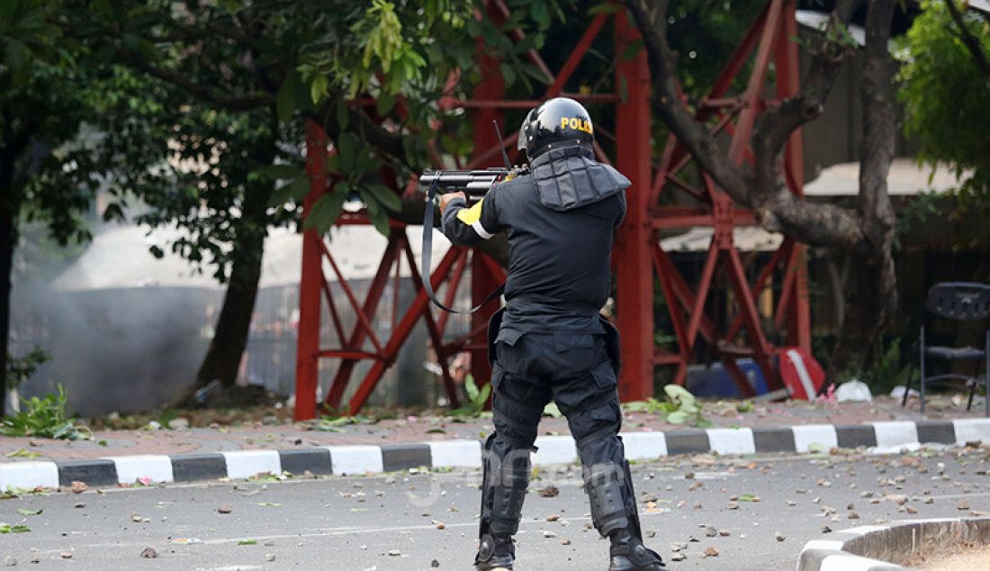 Pelajar saat aksi unjuk rasa menuntut dibatalkannya RKUHP di Pintu Masuk Pejalan Kaki Gedung DPR, Jakarta, Rabu (25/9). Aksi tolak RKUHP ini berlangsung rusuh saat dibubarkan oleh Petugas Kepolisian menggunakan gas air mata. - JPNN.com