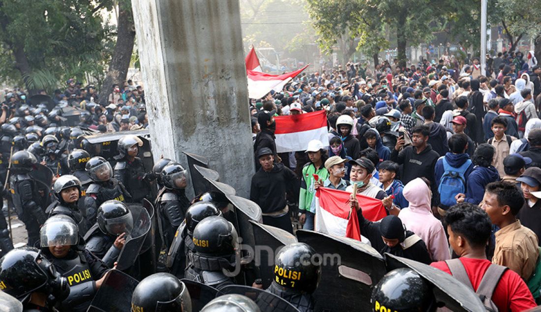 Pelajar saat aksi unjuk rasa menuntut dibatalkannya RKUHP di Pintu Masuk Pejalan Kaki Gedung DPR, Jakarta, Rabu (25/9). Aksi tolak RKUHP ini berlangsung rusuh saat dibubarkan oleh Petugas Kepolisian menggunakan gas air mata. - JPNN.com