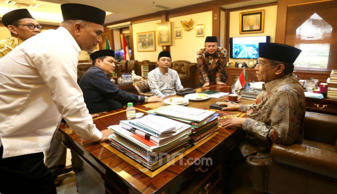 Ketum PBNU Said Aqil Siroj didampingi Sekjen Helmi Faisal Zaini dan Ketua PBNU Robikin Emhas saat menerima Sekjen PKB M Hasanudin Wahid dan Ketua Fraksi PKB DPR Cucun Ahmad Sjamsurizal di kantor PBNU, Jakarta, Kamis (26/9). Fraksi PKB DPR melaporkan hasil pengesahan UU Pesantren kepada PBNU. - JPNN.com