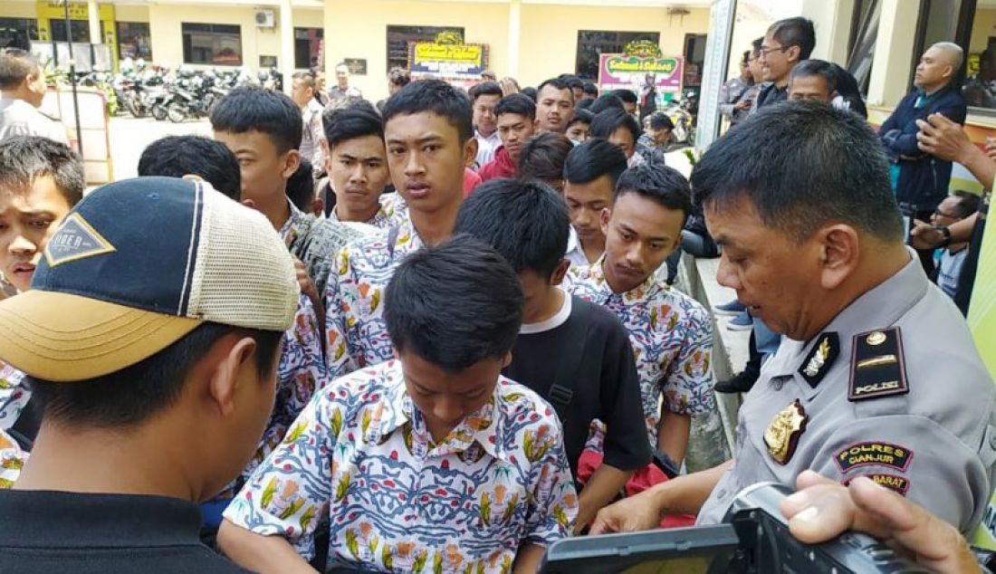Ratusan siswa dari sejumlah SMK di Cianjur, Jawa Barat, diamankan di Mapolres Cianjur, karena akan berangkat ke Jakarta untuk bergabung bersama dengan siswa lainnya mendukung aksi unjuk rasa mahasiswa, Kamis (26/9). - JPNN.com