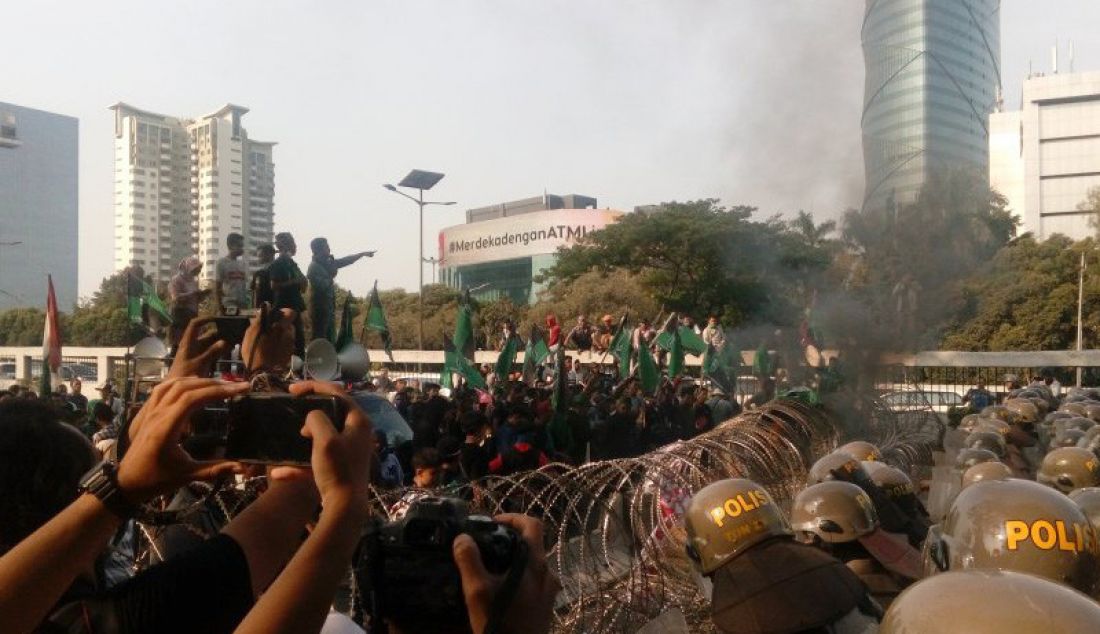 Masa dari Himpunan Mahasiswa Islam (HMI) melakukan demonstrasi di dekat Gedung DPR/MPR RI menolak sejumlah pengesahan rancangan undang-undang, Jakarta, Jumat (27/9). - JPNN.com