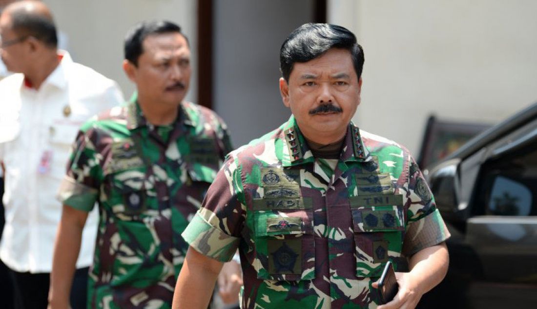 Panglima TNI Marsekal TNI Hadi Tjahjanto diikuti Kepala Staf TNI Angkatan Laut (KSAL) Laksamana TNI Siwi Sukma Adji saat akan mengklarifikasi adanya mantan KSAL pada aksi demonstrasi di Kemenko Polhukam, Jakarta, Kamis (26/9) - JPNN.com