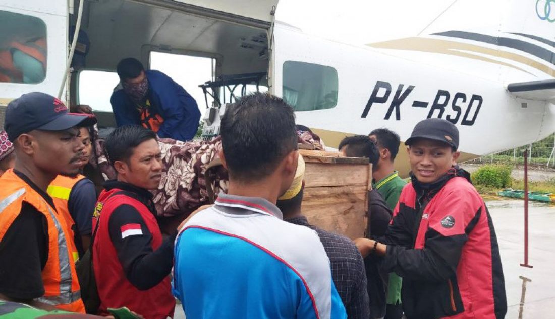 Salah satu jenazah korban penembakan di Ilaga, Kabupaten Puncak, diturunkan dari pesawat di Bandara Mozes Kilangin, Kabupaten Mimika, Papua, Jumat (27/9).Salah satu jenazah korban penembakan. - JPNN.com