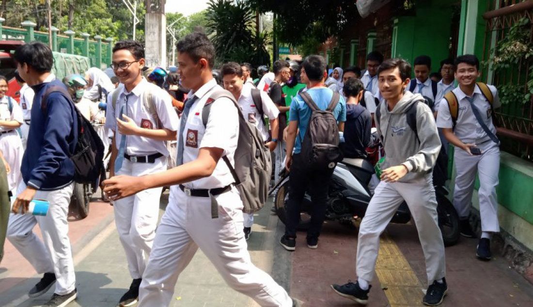 Para siswa Sekolah Menengah Atas Negeri 24 Jakarta dipulangkan lebih awal guna mengantisipasi terjadinya demonstrasi ricuh di sekitar Gedung DPR/MPR RI Jakarta, Senin (30/9). - JPNN.com