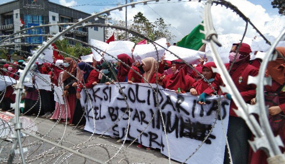 Ratusan Ikatan Mahasiswa Muhamadiyah (IMM) Sulawesi Tenggara (Sultra) melakukan aksi unjuk rasa di Mapolda Sultra, Senin (30/9). Massa aksi menuntut pelaku penembak Randi segera ditangkap. - JPNN.com