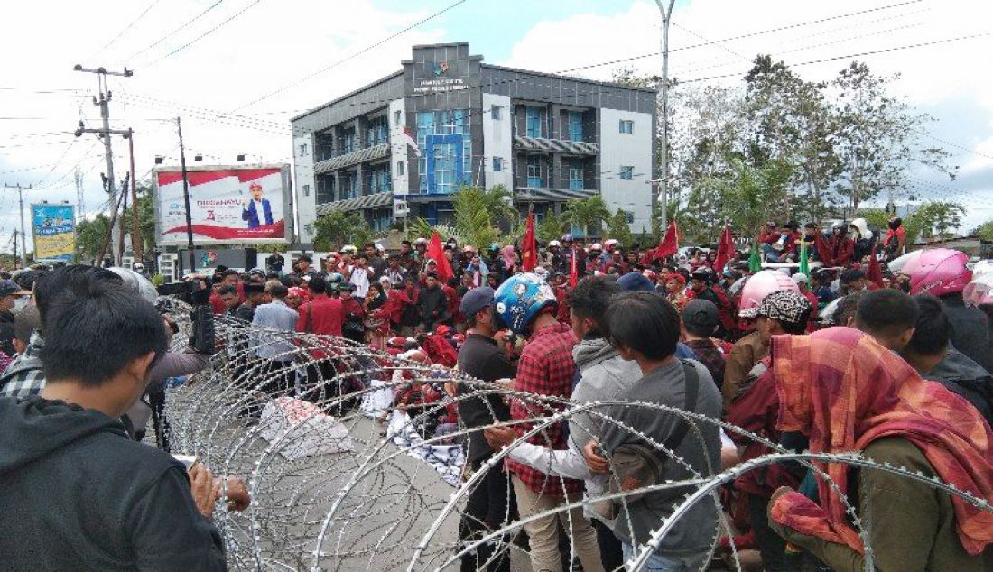 Ratusan Ikatan Mahasiswa Muhamadiyah (IMM) Sulawesi Tenggara (Sultra) melakukan aksi unjuk rasa di Mapolda Sultra, Senin (30/9). Massa aksi menuntut pelaku penembak Randi segera ditangkap. - JPNN.com