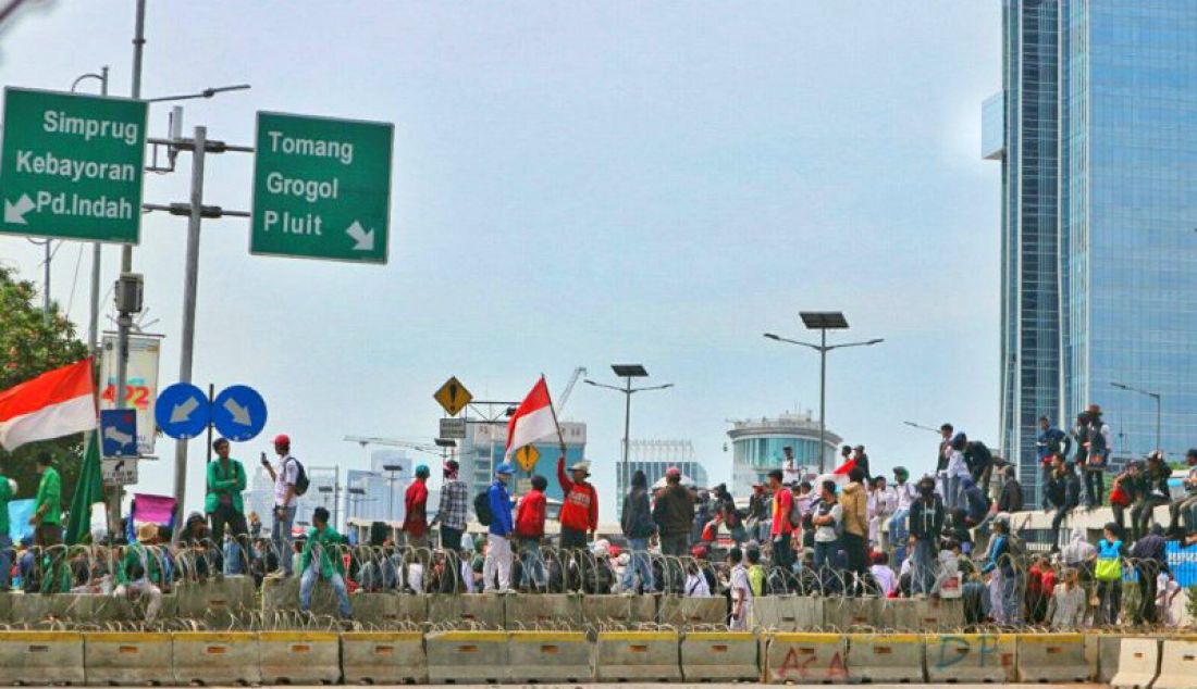 Massa dari sekumpulan pelajar mencoba melewati barrier di Flyover Slipi, Jakarta Barat, Senin (30/9). Para pelajar kembali menuju gedung dewan DPR RI guna menyuarakan penolakan terhadap RKHUP. - JPNN.com