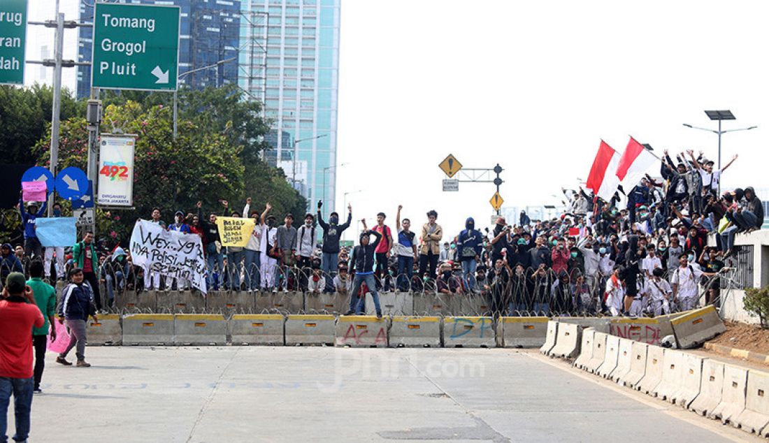 Mahasiswa dan Pelajar menggelar aksi unjuk rasa di kawasan gedung DPR, Jakarta, Senin (30/9). Mereka menolak RKUHP dan RUU KPK. - JPNN.com