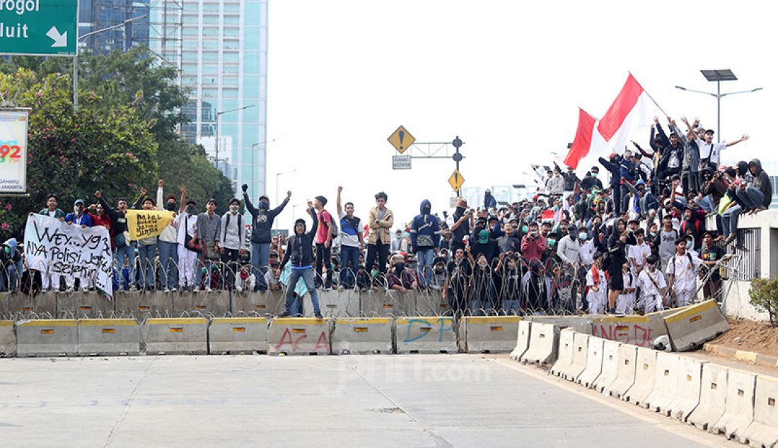 Mahasiswa dan Pelajar menggelar aksi unjuk rasa di kawasan gedung DPR, Jakarta, Senin (30/9). Mereka menolak RKUHP dan RUU KPK. - JPNN.com