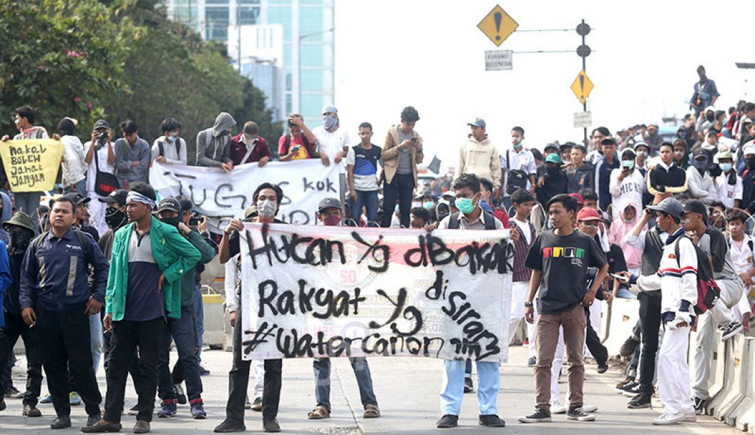 Mahasiswa dan Pelajar menggelar aksi unjuk rasa di kawasan gedung DPR, Jakarta, Senin (30/9). Mereka menolak RKUHP dan RUU KPK. - JPNN.com