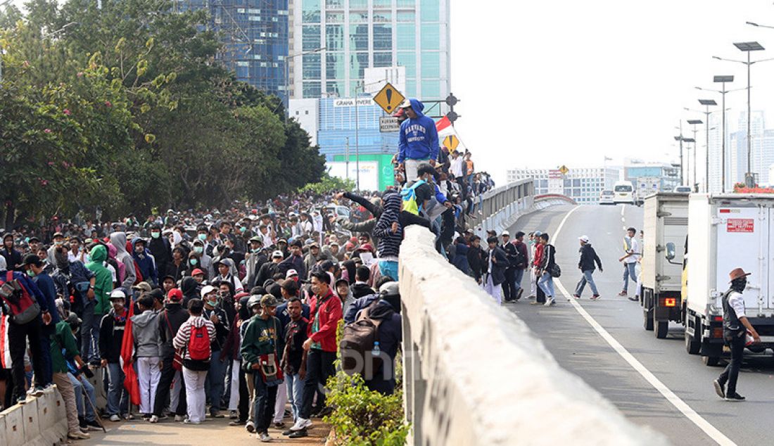 Mahasiswa dan Pelajar menggelar aksi unjuk rasa di kawasan gedung DPR, Jakarta, Senin (30/9). Mereka menolak RKUHP dan RUU KPK. - JPNN.com