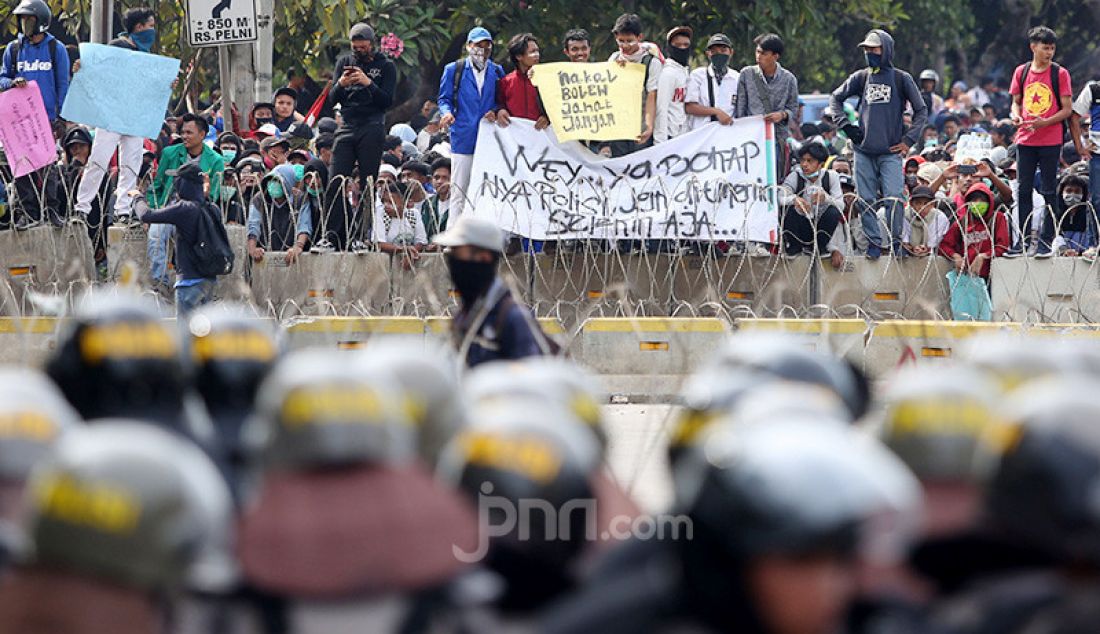 Mahasiswa dan Pelajar menggelar aksi unjuk rasa di kawasan gedung DPR, Jakarta, Senin (30/9). Mereka menolak RKUHP dan RUU KPK. - JPNN.com